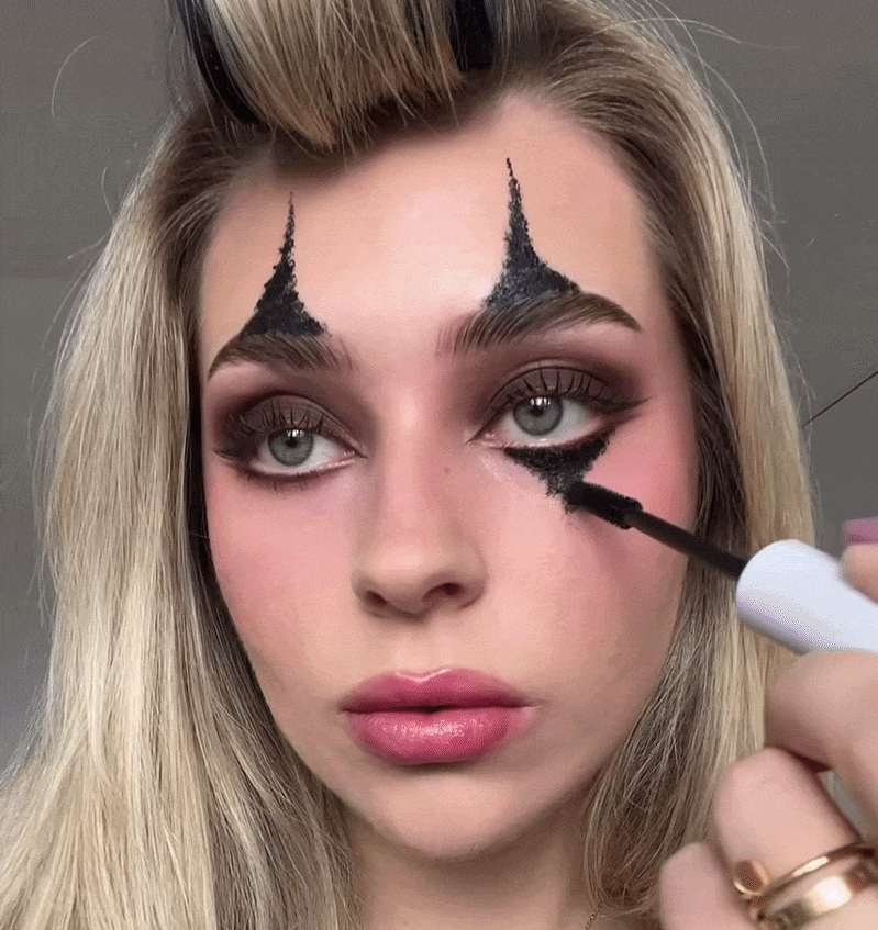 Creator lenkalul doing an easy clown Halloween makeup