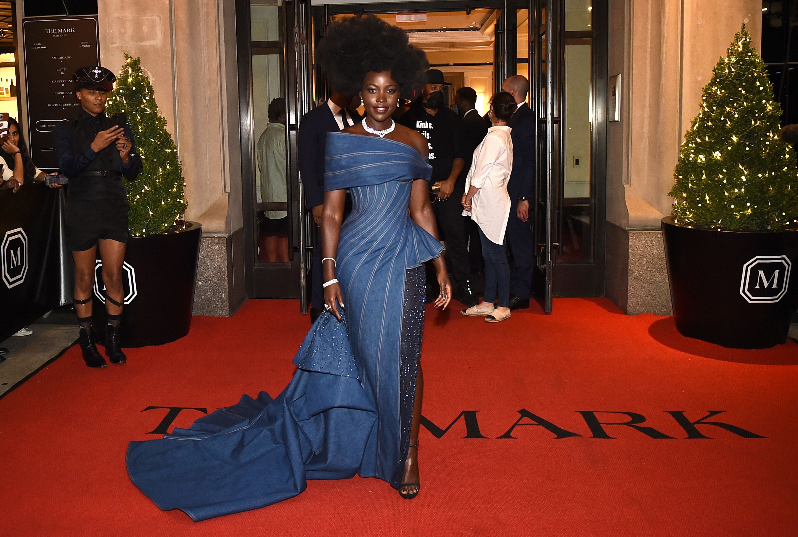 The Met Gala red carpet was awash with cobalt blue - Vogue Scandinavia The Met Gala red carpet was awash with cobalt blue - Vogue Scandinavia